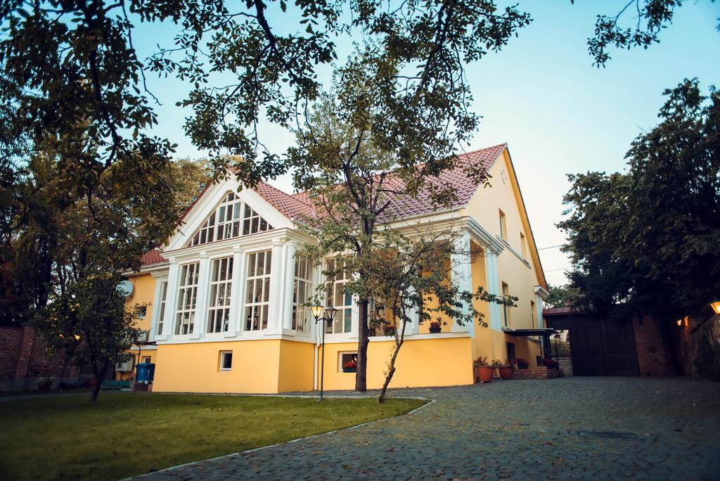 Boutique Hotel Villa P 乌日霍罗德 外观 照片